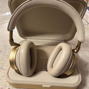 Bang & Olufsen Beoplay Over-Ear Headphones in Cream and Gold